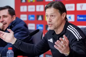 Estudiantes aplast� a Central C�rdoba y qued� a un punto del l�der