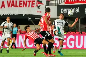 Estudiantes aplast� a Central C�rdoba y qued� a un punto del l�der