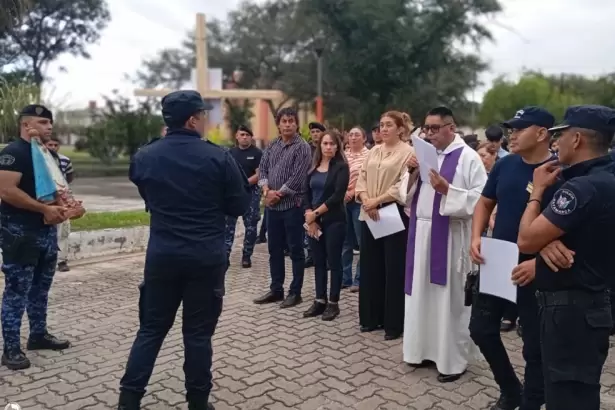 La Polic�a se sum� a un V�a Crucis en el interior provincial justo a los fieles