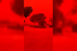 El cielo se ti�� de rojo sangre en Australia: el impactante fen�meno que es viral