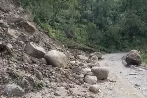 Ruta 48 se encuentra cortada por derrumbes en la Cuesta del Clavillo