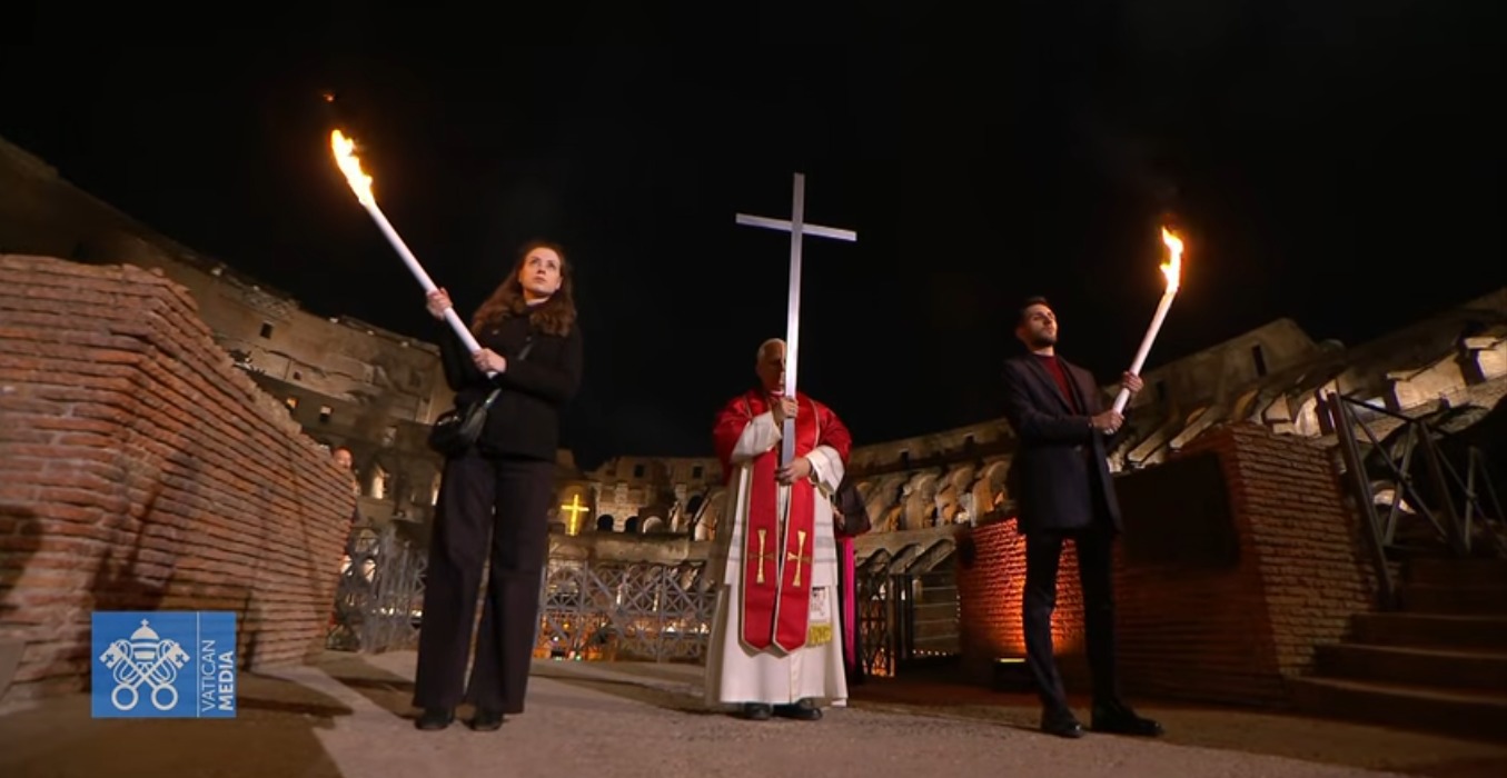 El papa León XIV presidió el Vía Crucis en el Coliseo y pidió reabrir ...
