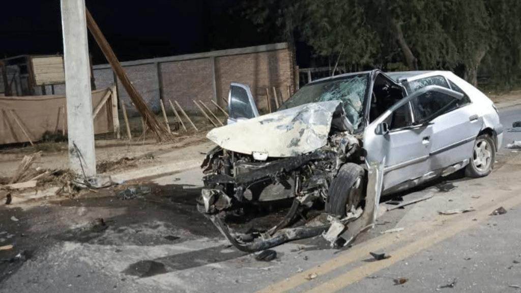 Automovilista quedó atrapado tras chocar contra un poste en la Ruta 40 ...