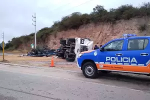 Bel�n: cami�n con materiales de construcci�n volc� en la Ruta 40