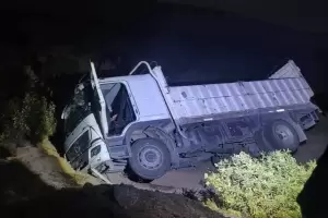 Bel�n: cami�n con materiales de construcci�n volc� en la Ruta 40