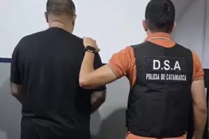 Trasladaron de Catamarca a Santiago del Estero a un hombre requerido por la Justicia