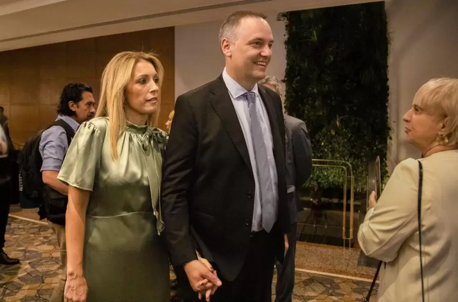 Manuel Adorni y su esposa