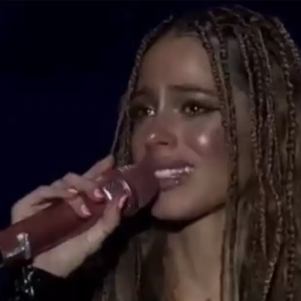 Tini habl� sobre su pelea con Emilia Mernes y se quebr� en pleno show: "Es algo muy delicado"