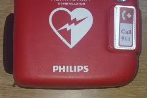 Tinogasta: buscan al due�o de un desfibrilador hallado abandonado en plena calle