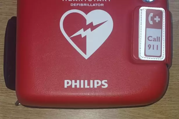 Tinogasta: buscan al due�o de un desfibrilador hallado abandonado en plena calle