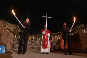 El papa Le�n XIV preside el V�a Crucis en el Coliseo y pidi� reabrir el di�logo por la paz
