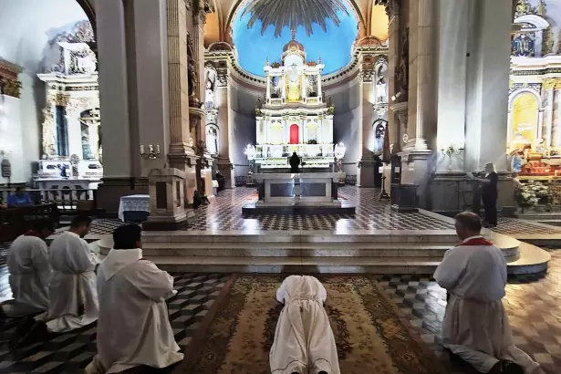 Viernes Santo en la Catedral Bas�lica: una celebraci�n marcada por la fe, el silencio y la reflexi�n