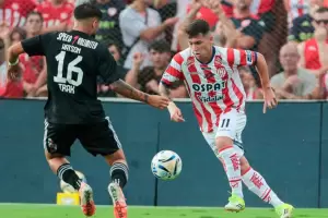 Uni�n aprovech� el hombre de m�s y derrot� a Deportivo Riestra