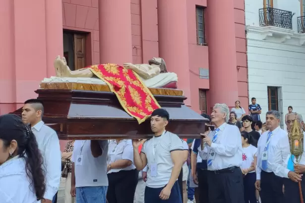 El V�a Crucis recorri� el centro de Catamarca con las meditaciones del Beato Esqui�