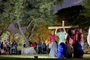 V�a Crucis viviente de las familias en el parque Ad�n Quiroga