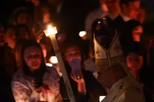 Le�n XIV presidi� su primera Vigilia Pascual y llam� a no dejarse "paralizar" por la guerra