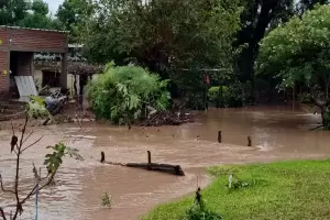 Otra vez el drama en Tucum�n: el agua "llega a las ventanas"