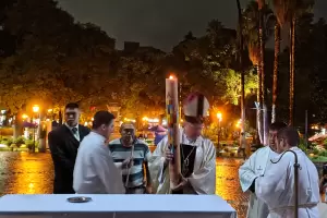 Bajo la lluvia anoche se celebr� la Vigilia Pascual en la Catedral "Nuestra Se�ora del Valle"