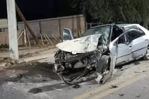 Automovilista qued� atrapado tras chocar contra un poste en la Ruta 40