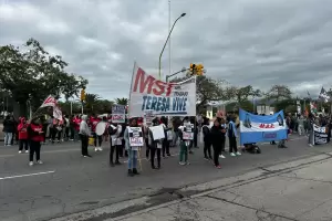 Frente a Casa de Gobierno organizaciones reclaman por la baja del "Volver al Trabajo"