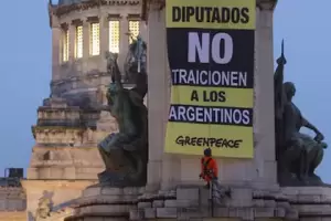Ley de Glaciares: un activista de Greenpeace se trep� a un monumento en el Congreso