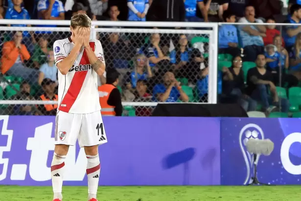 Con uno menos, River igual� ante Blooming en su debut en la Copa Sudamericana