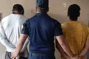 Por un par de zapatillas, detienen a dos personas en la Capital