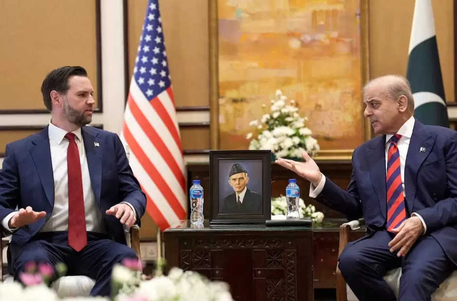 El vicepresidente de EE.UU., JD Vance, junto al primer ministro paquistan�, Sheh