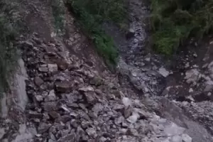 Nuevos derrumbes en la Cuesta del Clavillo obligan a interrumpir por completo el tr�nsito