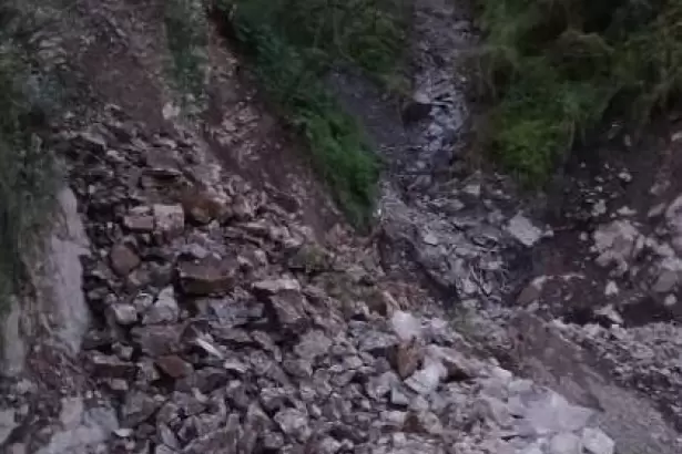 Nuevos derrumbes en la Cuesta del Clavillo obligan a interrumpir por completo el tr�nsito