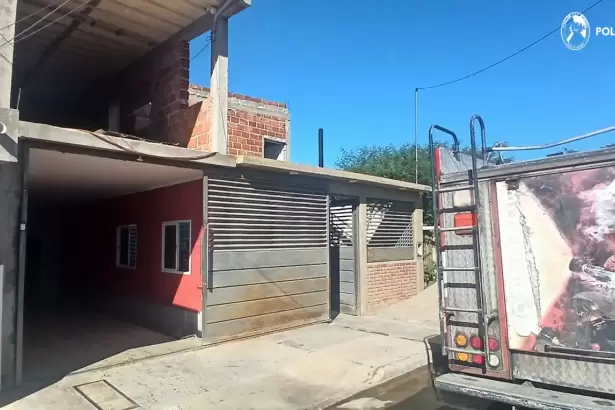 Sofocaron un incendio en una vivienda de la Capital