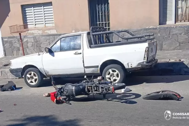 Motociclista sufri� lesiones tras chocar contra una camioneta estacionada