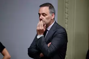 Adorni bajo la lupa: la Justicia confirma su viaje en primera clase a Aruba