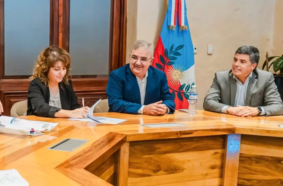 Ra�l Jalil y la ministra de Trabajo con el saliente titular de Educaci�n