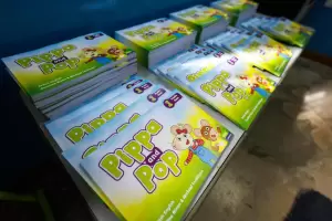 La Capital entreg� m�s de 2.200 kits escolares y libros de ingl�s a los alumnos municipales