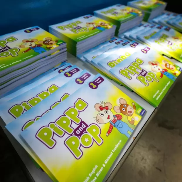 La Capital entreg� m�s de 2.200 kits escolares y libros de ingl�s a los alumnos municipales