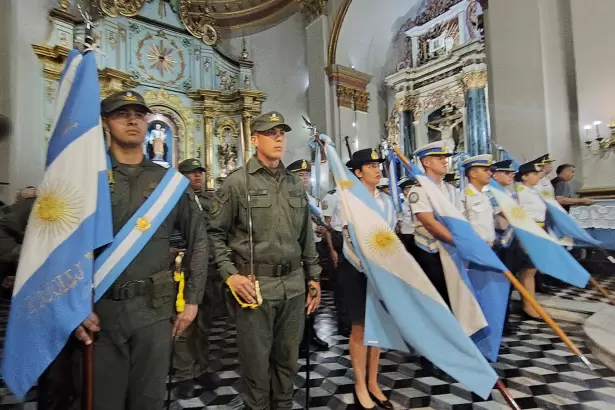 Las Fuerzas de Seguridad rindieron un emotivo homenaje a la Virgen del Valle