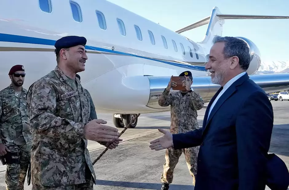 El ministro iran�, Abbas Araghchi recibiendo al jefe del ej�rcito pakistan�, Asi