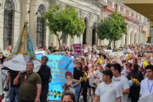 Alumnos del Primario caminaron junto a la Virgen del Valle y el Beato Esqui�