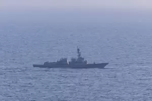 Tensi�n en el estrecho de Ormuz: un destructor estadounidense intercept� un carguero iran�