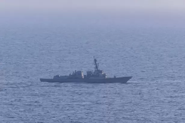 Tensi�n en el estrecho de Ormuz: un destructor estadounidense intercept� un carguero iran�