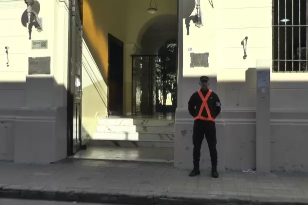Refuerzan la seguridad en escuelas de Catamarca ante amenazas de tiroteos
