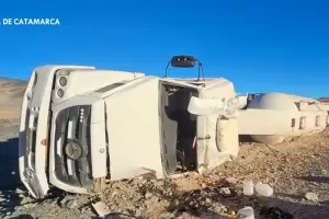 Un camionero termin� hospitalizado tras un impactante vuelco en Catamarca