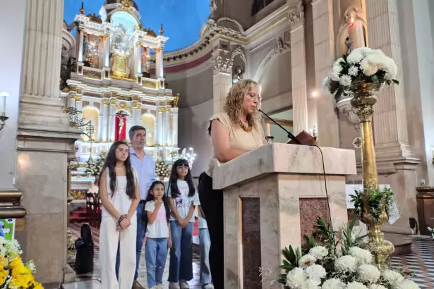 Familias rindieron un emotivo homenaje a la Virgen del Valle