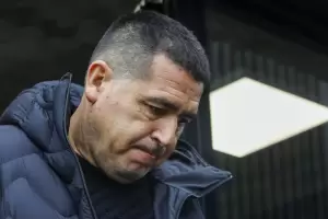 �Estrategia?: Juan Rom�n Riquelme eval�a estar en el Monumental para el Supercl�sico
