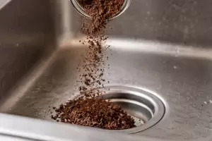 Tirar caf� usado en la pileta de la cocina: para qu� sirve y por qu� conviene hacerlo