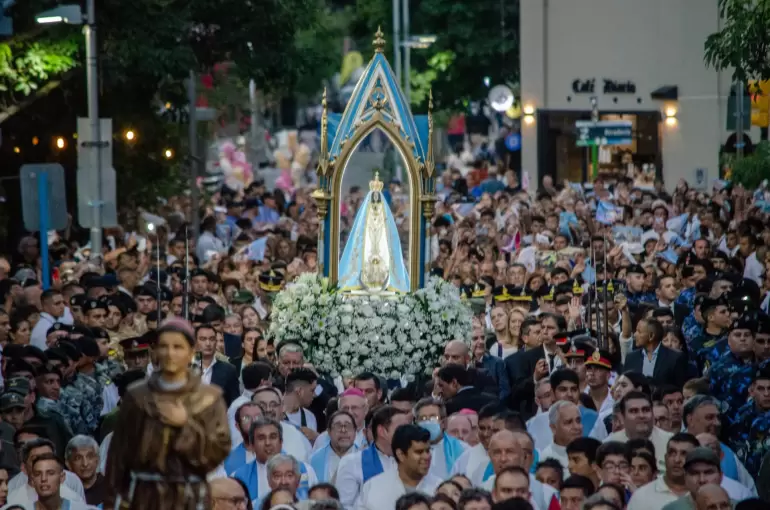Catamarca vivi� una multitudinaria procesi�n por la Virgen del Valle en el 135� aniversario de su Coronaci�n. Foto: Gustavo Roldan