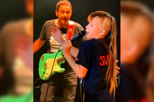 Un genio: un ni�o subi� a cantar con Divididos y emocion� a Ricardo Mollo