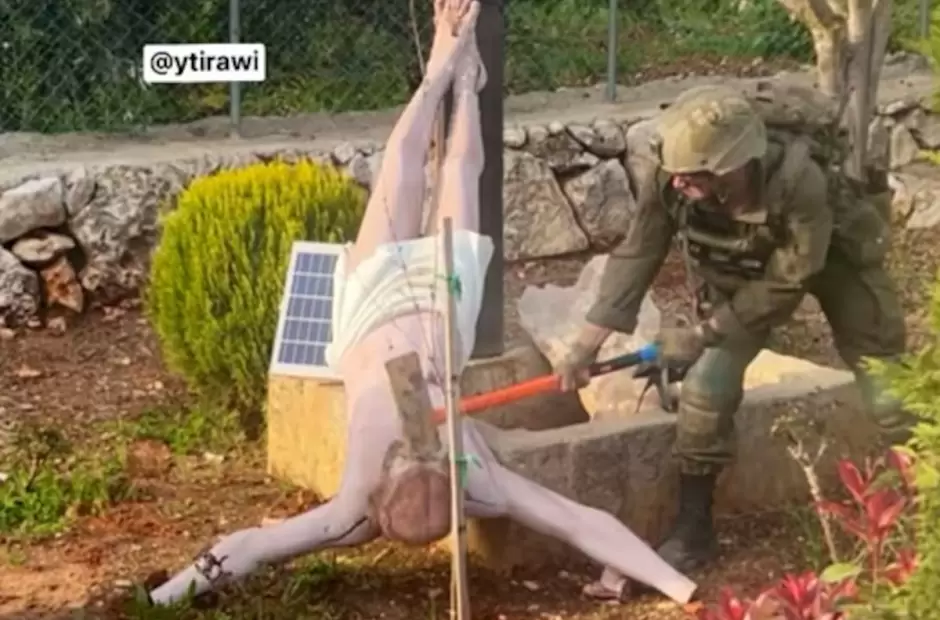 Imagen del soldado israel� golpeando el crucifijo