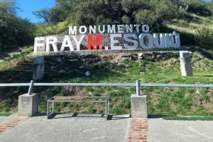 Desidia y vandalismo deterioran el Monumento a Esqui� en la antesala del Bicentenario